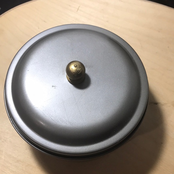 2 round metal containers - Picture 2 of 8